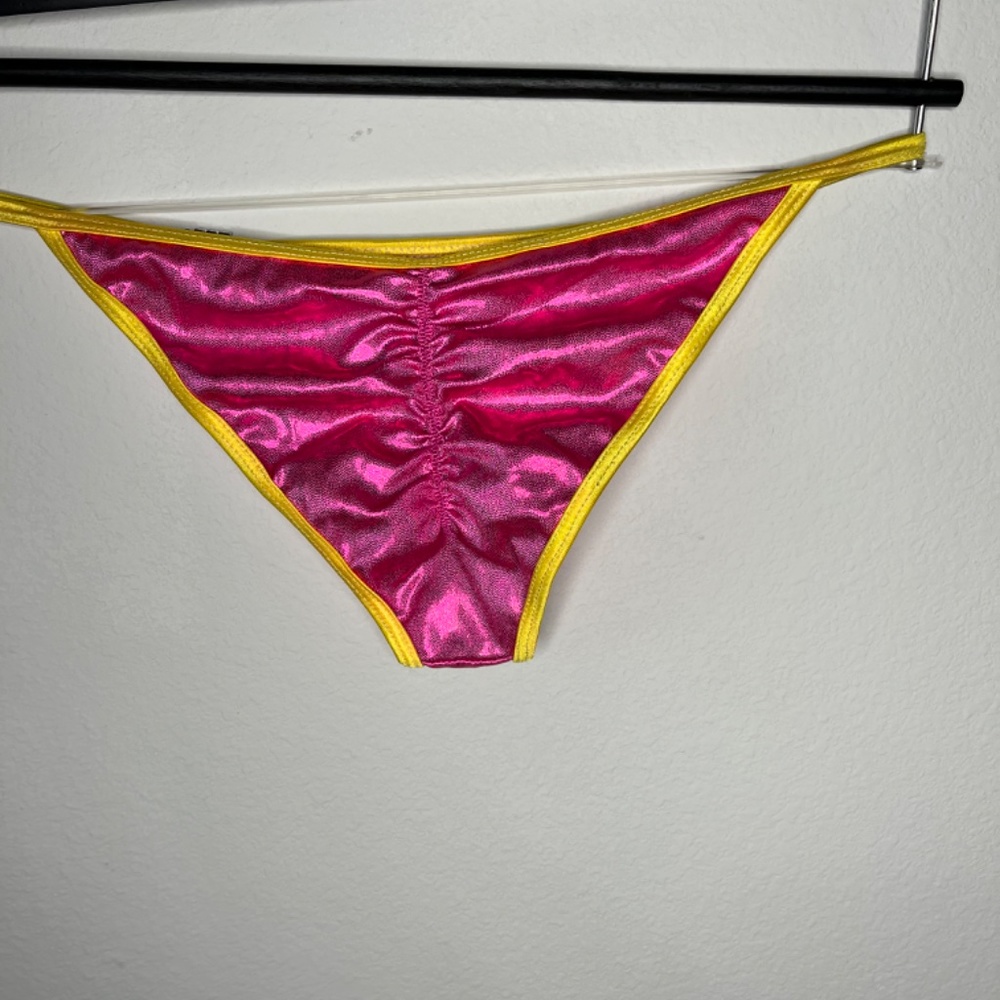 Competition bikini - Picture 2 of 3